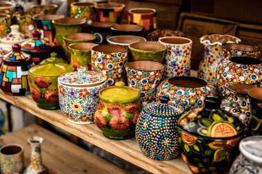 Sibiu City, Romanya - 06 Eylül 2020. Romanya 'nın Sibiu kentindeki çömlekçiler fuarında geleneksel Rumen el yapımı seramik pazarı