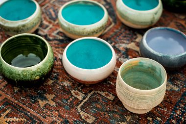 Sibiu City, Romanya - 06 Eylül 2020. Romanya 'nın Sibiu kentindeki çömlekçiler fuarında geleneksel Rumen el yapımı seramik pazarı