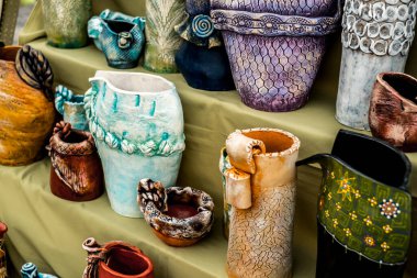 Sibiu City, Romanya - 06 Eylül 2020. Romanya 'nın Sibiu kentindeki çömlekçiler fuarında geleneksel Rumen el yapımı seramik pazarı