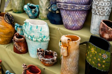 Sibiu City, Romanya - 06 Eylül 2020. Romanya 'nın Sibiu kentindeki çömlekçiler fuarında geleneksel Rumen el yapımı seramik pazarı