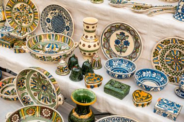 Sibiu City, Romanya - 06 Eylül 2020. Romanya 'nın Sibiu kentindeki çömlekçiler fuarında geleneksel Rumen el yapımı seramik pazarı