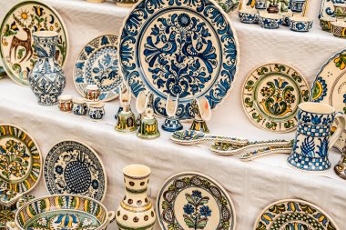 Sibiu City, Romanya - 06 Eylül 2020. Romanya 'nın Sibiu kentindeki çömlekçiler fuarında geleneksel Rumen el yapımı seramik pazarı