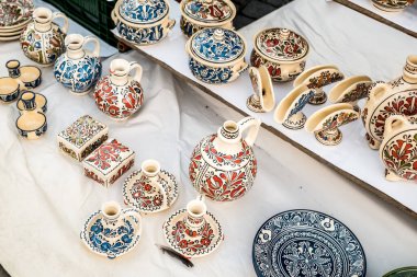 Sibiu City, Romanya - 06 Eylül 2020. Romanya 'nın Sibiu kentindeki çömlekçiler fuarında geleneksel Rumen el yapımı seramik pazarı