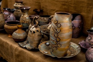 Sibiu City, Romanya - 06 Eylül 2020. Romanya 'nın Sibiu kentindeki çömlekçiler fuarında geleneksel Rumen el yapımı seramik pazarı