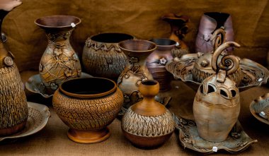 Sibiu City, Romanya - 06 Eylül 2020. Romanya 'nın Sibiu kentindeki çömlekçiler fuarında geleneksel Rumen el yapımı seramik pazarı