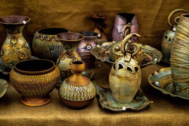 Sibiu City, Romanya - 06 Eylül 2020. Romanya 'nın Sibiu kentindeki çömlekçiler fuarında geleneksel Rumen el yapımı seramik pazarı