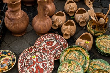 Sibiu City, Romanya - 06 Eylül 2020. Romanya 'nın Sibiu kentindeki çömlekçiler fuarında geleneksel Rumen el yapımı seramik pazarı