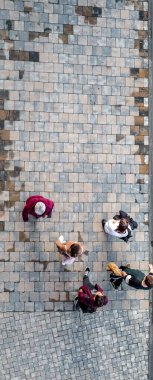 Sibiu, Romanya - 16 Kasım 2019 Kaldırımdaki insanlar