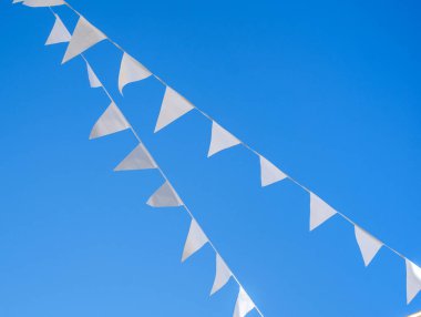 açık mavi gökyüzünde beyaz bayraklar