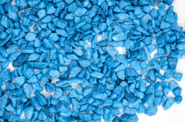 Beyaz arkaplanda mavi taşlar