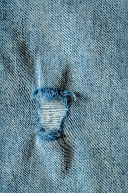 Dikişleri ve cepleri olan kot pantolonlardan ayrıntılar