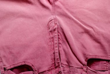 Dikişleri ve cepleri olan kot pantolonlardan ayrıntılar