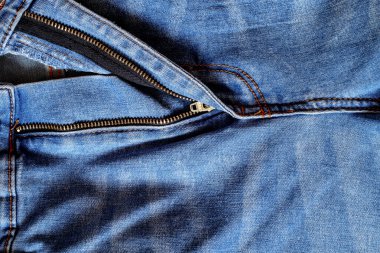 Dikişleri ve cepleri olan kot pantolonlardan ayrıntılar