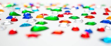 Beyaz arkaplanda çok renkli plastik şekil