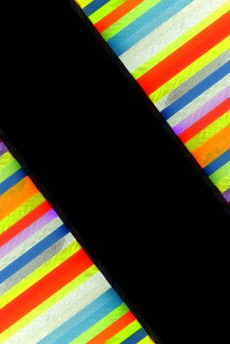 Resim çerçevesinin sağ tarafı siyah arkaplanda plastik akrilik şekilli pleksiglas.