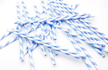 Beyaz arkaplanda izole edilmiş kırmızı çizgili içki pipetleri