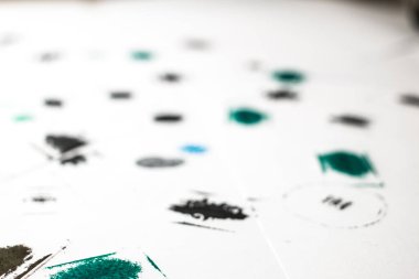 beyaz kağıt üzerinde parmak izi ve damga