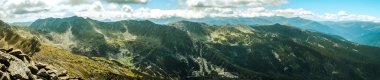 Romanya 'nın vahşi Retezat Ulusal Parkı üzerindeki panoramik manzara