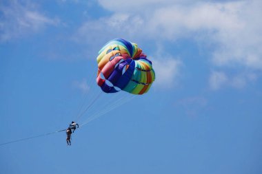 Patong Phuket Tayland 'da Parasailing