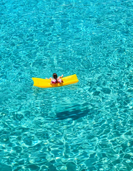 Gelbe Aufblasbare Matratze Blue Lagoon Malta — Stockfoto