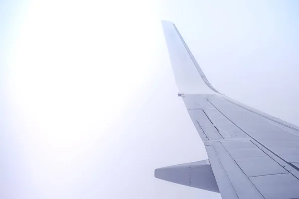 Skrzydło Samolotu Chmurach Mgłą — Zdjęcie stockowe