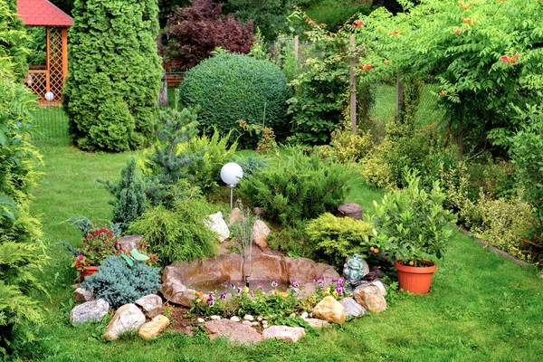 Flower Garden Artesian Fountain Yard — Stock Photo, Image