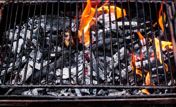 Tomma Flammande Kolgrill Med Öppen Eld — Stockfoto