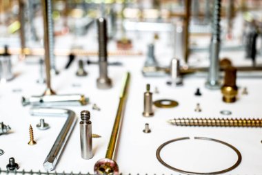 Beyaz arkaplanda vida ve temizleyiciler