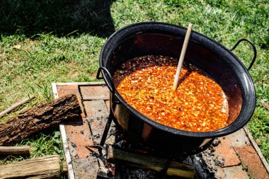 Kazanda geleneksel Macar gulaş çorbası
