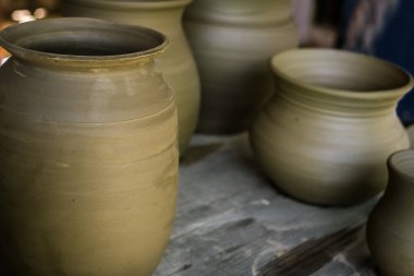 Masada yanmamış kil damarlar var.