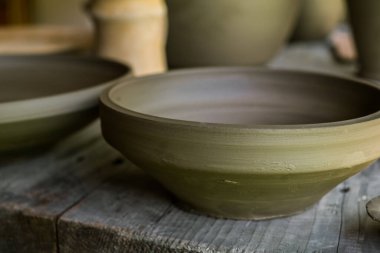 Masada yanmamış kil damarlar var.