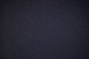 Kalıplı yüzeyi olan yoğun bir endüstriyel kağıt tabakası.