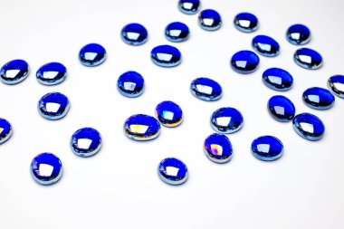 Beyaz arkaplanda mavi cam taşlar