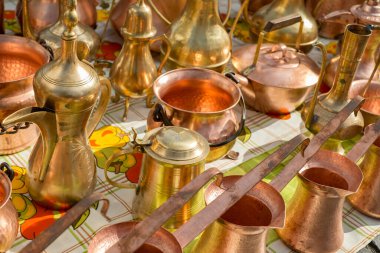 Çingene panayırında bakır kaplar