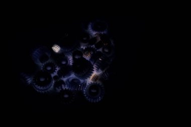 Siyah arkaplanda kirli plastik dişliler