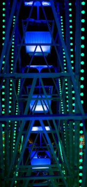 Geceleri dönme dolap, sandalyeden manzara