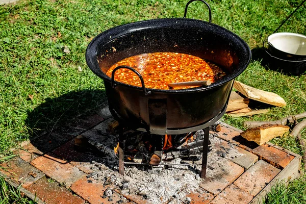 Hagyományos Magyar Gulyásleves Üstben — Stock Fotó