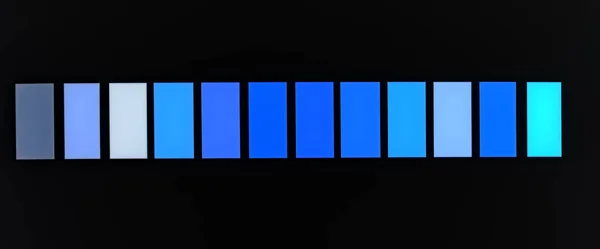 Sampel Palet Warna Biru Pada Latar Belakang Hitam — Stok Foto