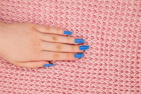 Meisjes Hand Met Nagelart Trui — Stockfoto