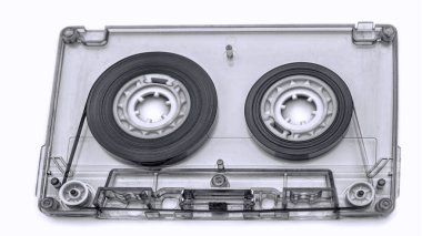 Beyaz arkaplanda eski ses kaseti