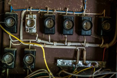 Terk edilmiş bir binada eski bir seramik sigorta paneli