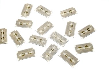 Beyaz arka planda eski tıraş bıçağı