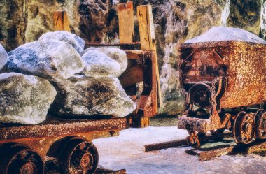 Eski paslı, tuzlu vagon.