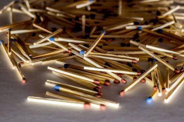 Koyu arkaplanda mavi eşleşen çubuklar yığını