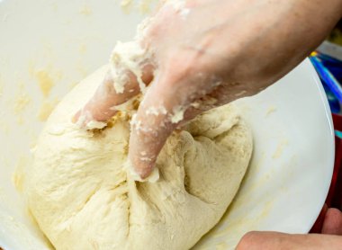 Pizza hamuru hazırla.