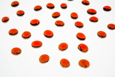 Beyaz zemin üzerinde kırmızı cam taşlar