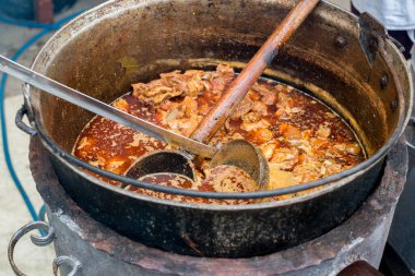 Romen geleneksel yemekleri açık ateşte kazanda hazırlandı