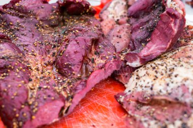 Baharatlı füme domuz eti.