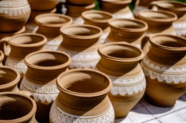 Masada yanmamış kil damarlar var.