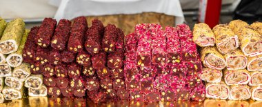 Türk Lokumu olarak bilinen Türk Lokumu 'nun çeşitli imzaları çoğunlukla Türkiye' nin tüm bölgelerinde satışta